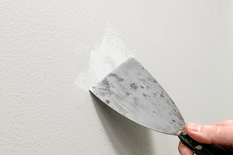 How-To-Fix-a-Hole-in-Drywall_FHMVS25_MF_02_06_FixDrywallHole_Lede1_FT